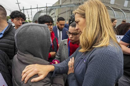 Antes del bloqueo, la gobernadora se reunió en las afueras del predio con familiares de los migrantes