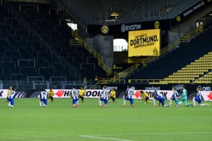 Antes del inicio de Borussia Dortmund vs. Hertha Berlin, el homenaje de los 22 jugadores titulares en un estadio vacío por la cuarentena.