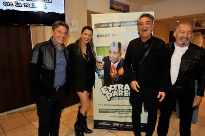 Antes del inicio de la obra habían posado para las cámaras junto a Sergio Gonal