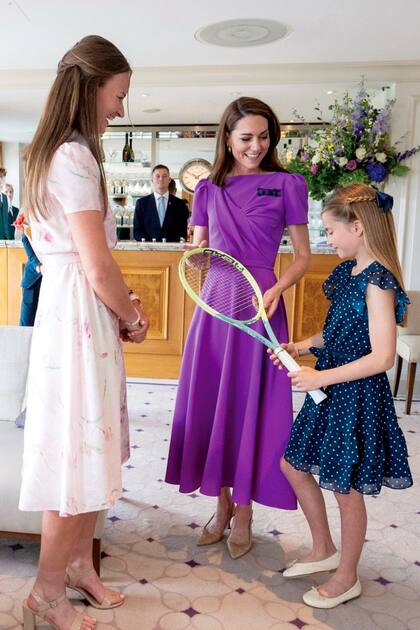Antes del match, Kate y Charlotte saludaron a algunas grandes figuras del tenis, como Barbora Krejcíková́ –el sábado ganó su primer Wimbledon–, que le regaló a la princesita una raqueta igual a la suya.