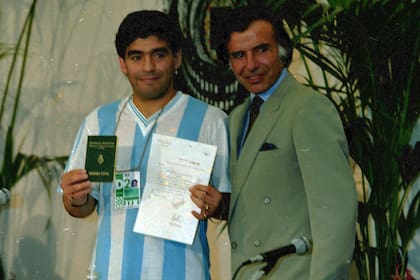 Antes del Mundial Italia 90, Diego Maradona recibió el pasaporte diplomático como embajador deportivo en un acto en el que participó Carlos Menem
