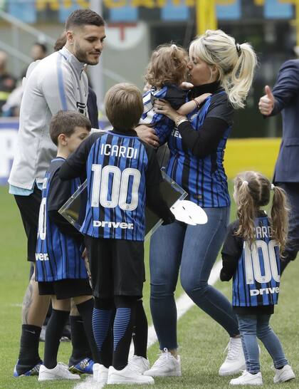 Antes del partido, Icardi recibió un reconocimiento por sus 100 goles en el fútbol italiano