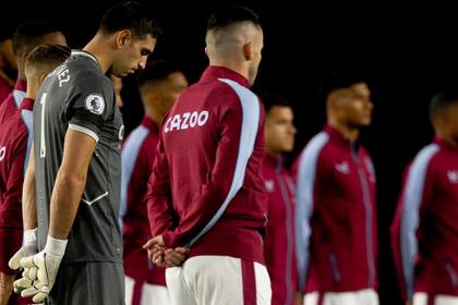 Antes del partido, los jugadores de Aston Villa y Southampton mantuvieron un minuto de silencio por la muerte de la Reina Isabel II