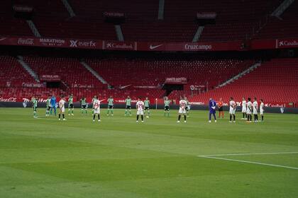 Antes del saque inicial se hizo un minuto de silencio en memoria de todas las víctimas del COVID-19 y de Marcelo Campanal, exfutbolista de Sevilla