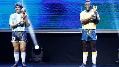 Antes del sorteo se descubrieron las estatuas de Diego Maradona y Pelé, los dos grandes íconos de Sudamérica