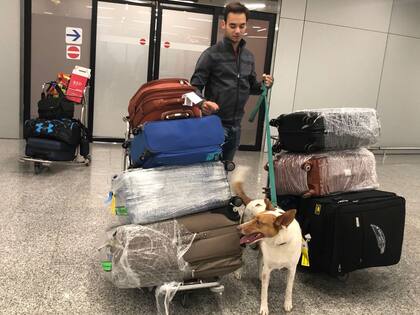 Antes del viaje la familia se despojó de todo: solo llevaron dos valijas y un carry on cada uno, y el perro