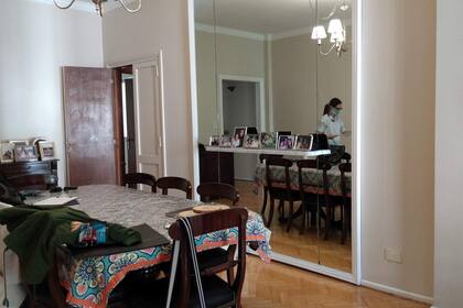 ANTES. El antiguo espejo, angosto, alto y con moldura, generaba una verticalidad que achicaba el espacio.