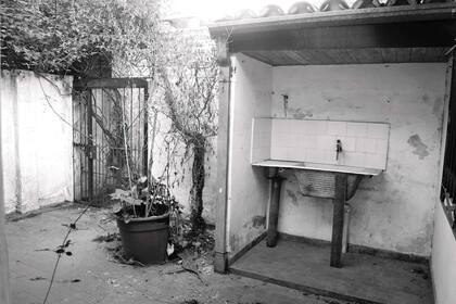 ANTES. El aspecto del patio era de descuido y abandono. Se entraba por una reja poco amigable que, para colmo, tampoco terminaba de dar privacidad. Bajo un techito, la pileta de lavar.