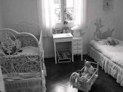 ANTES: el cuarto de las chicas tenía piso de parquet. Las camas estaban dispuestas a cada lado de la ventana. Había una puerta que comunicaba directamente con el baño.