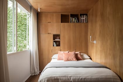 Antes, el dormitorio principal estaba en planta baja. Ahora, se armó en lo que solía ser el pequeño cuarto de guardado típico de las casas chorizo. Acolchado (Klimt House). Manta gris (Arredo). Almohadones diseñados por el Estudio, con géneros de De Levie.