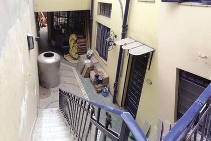 Antes. El patio de acceso, que era al descubierto, necesitaba techo, un piso nuevo e iluminación renovada.