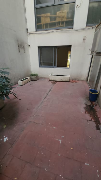 ANTES. El patio estaba en un estado tristísimo, no se usaba en absoluto. Para las aberturas que llevaron hasta el piso, Vint Market diseñó un sistema que permite embutir por completo sus tres hojas corredizas, lo que refuerza la invitación a salir.