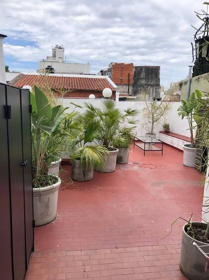 ANTES. El piso era de un ladrillo poroso que se manchaba con facilidad; fue reemplazado por uno de mosaico granítico.