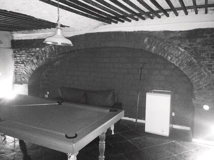 ANTES: el subsuelo era lavadero, cava y un espacio de recreación. Tenía paredes de ladrillo a la vista y vigas de madera.