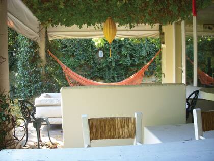 Antes. La galería tenía muebles más pesados y daba menos sensación de amplitud.