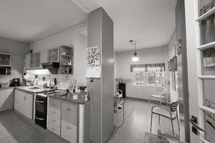 ANTES: La zona de servicio y el comedor diario que estaban detrás de la cocina original se demolieron para ganar jardín, luminosidad y una planta libre y abierta.