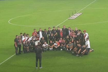 Antes que cierre el estadio Nacional, Ricardo Gareca se toma una foto grupal con todo su grupo de trabajo y con su familia.