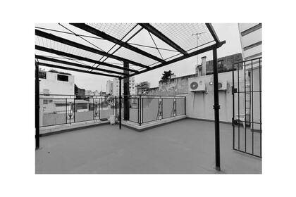 ANTES: sin equipamiento, el sector abierto de la terraza no tenía tanto uso.