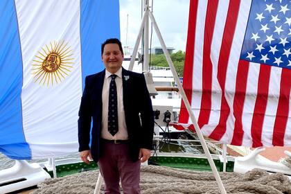 "Antes solían impactarme mucho mis regresos a Argentina, ahora ya no. Voy y disfruto el paisaje de la montaña mendocina, tal vez el más bonito del mundo, el Valle de Uco". (Foto en la Fragata Libertad, en Baltimore)