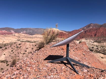 "Antes teníamos que subir con el teléfono de la casa, donde rebotaba la señal de celular", cuenta Ezequiel Cruz.