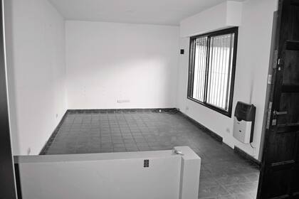 ANTES. Un ambiente rectangular al que se accedía por una puerta que estaba junto a la ventana. Si bien tenía un buen tamaño, se percibía más pequeño por el color del piso cerámico y las carpinterías con rejas.