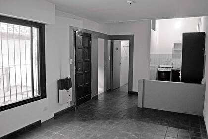 ANTES. Un murete pintado de rosa generaba una especie de pasillo que desperdiciaba metros entre el living-comedor y la cocina.