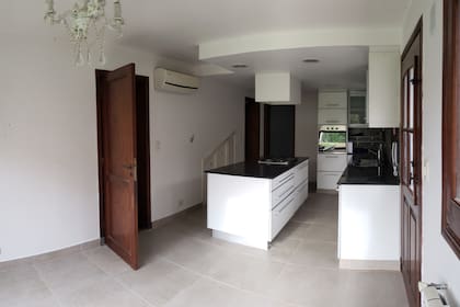 ANTES: Una cocina con todos los signos de su época. La circulación no era tan cómoda, y el porcelanato la dejaba totalmente fría.