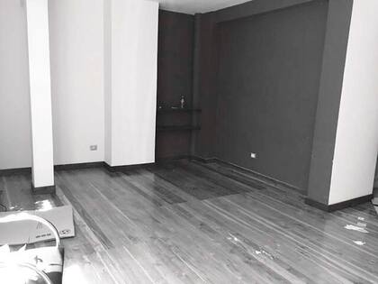 ANTES: en el primer piso, una gran habitación con baño en suite sin lugar de guardado.