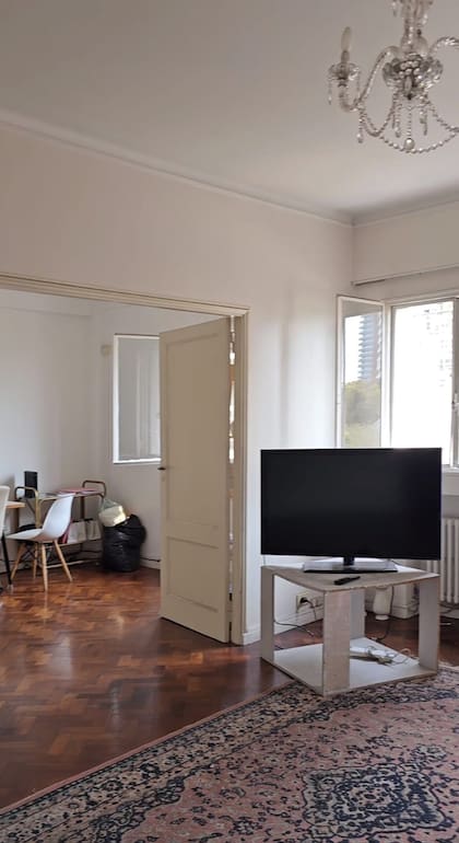 ANTES. Vista del extremo del living, con una puerta doble que comunica con un ambiente que se usaba como espacio de trabajo