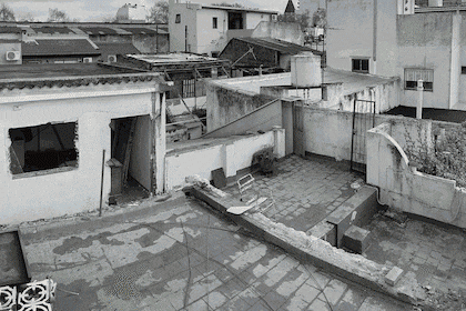 Antes y después de un PH al fondo intervenido por el Estudio en Parque Chacabuco, que iremos recorriendo debajo. “Ventilar las unidades con la gradería es un gesto arquitectónico que nos representa”, cuenta Marcelo.
