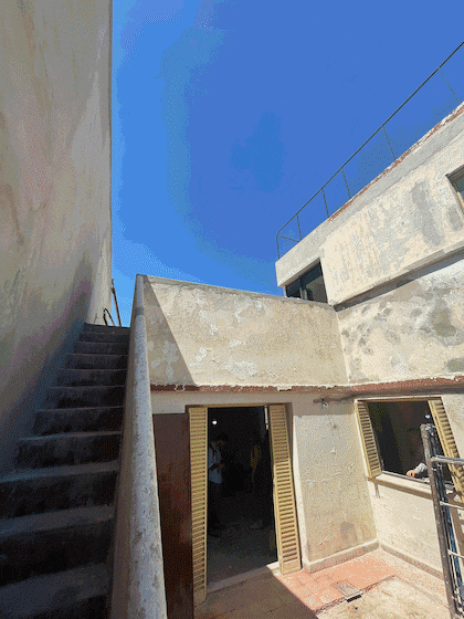 Fachada en color arena, persianas con nueva pintura celeste, rescate de aberturas de madera piso y cantero nuevos.