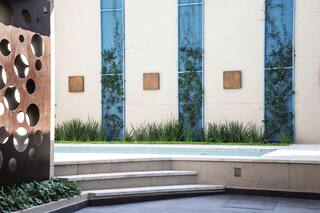 Antes y después: la transformación de un patio y un jardín en tonos de azul