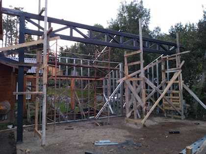 Antes y después, el espacio construido en su terreno fue cobrando forma durante la pandemia y se concluyó hace unos pocos meses.