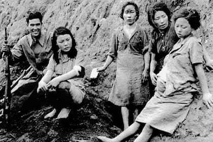 Antes y durante la Segunda Guerra Mundial, entre unas decenas de miles y hasta más de 400.000 mujeres fueron forzadas a integrar el sistema de esclavización sexual en los territorios ocupados por Japón