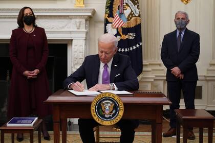 Anthony Fauci junto al presidente estadounidense Joe Biden y la vicepresidenta Kamala Harris