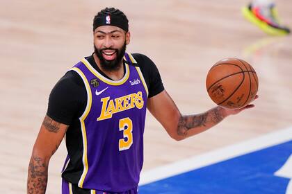 Anthony Davis (3) de Los Angeles Lakers celebra después de que los Lakers vencieran a los Denver Nuggets en la final de la conferencia Oeste.