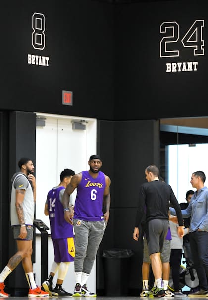 Anthony Davis y LeBron James, en el predio de prácticas de los Lakers; arriba, los números emblemáticos de las camisetas de Kobe Bryant: 8 y 24