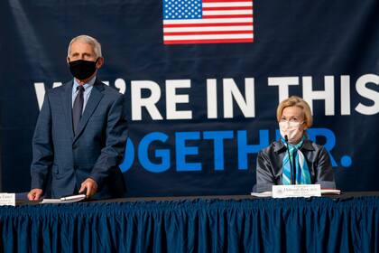 Anthony Fauci, director del Instituto Nacional de Alergias y Enfermedades Infecciosas y la doctora Deborah Birx, coordinadora de respuesta al coronavirus del grupo de trabajo sobre coronavirus de la Casa Blanca