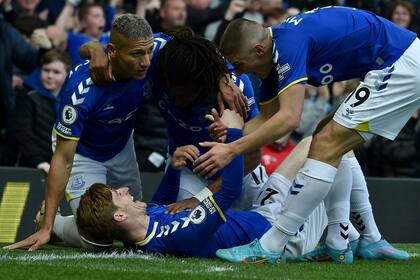 Anthony Gordon (en el piso) fue el artífice del gol del Everton