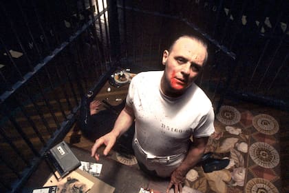 Anthony Hopkins interpreta a Dr. Hannibal Lecter, un antiguo psiquiatra de genio y asesino caníbal, recluido en máxima seguridad