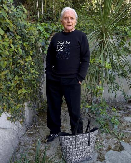 Anthony Hopkins le pone el cuerpo a una campaña en la que la marca española apunta a mostrar que la vejez ya no es una etapa de la vida que la moda ignore