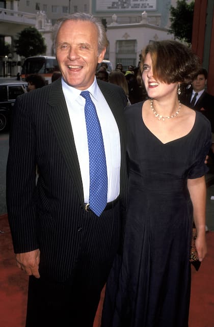 Anthony Hopkins y Abigail, en una red carpet de comienzos de los 90