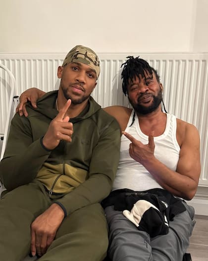 Anthony Joshua acompaña a la familia de los amigos que murieron en el accidente de auto (IG anthonyjoshua)