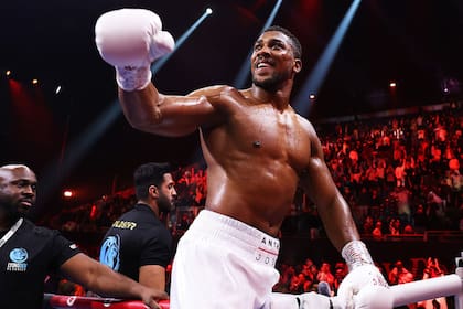 Anthony Joshua es un boxeador inglés que obtuvo el campeonato unificado en su categoría cuando tenía 27 años (Archivo-TUDUM)