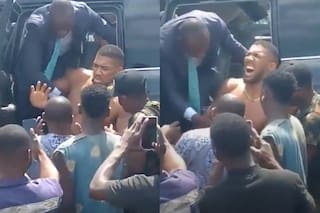 Anthony Joshua baja del auto con el que chocó en Nigeria y que dejó dos muertos