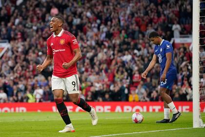 Anthony Martial festeja un gol con la camiseta de Manchester United, su último club