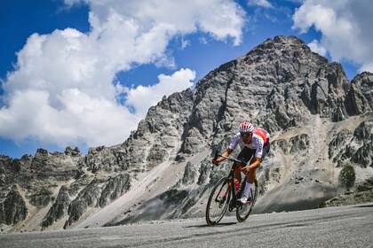 Anthony Pérez desciende de la montaña en la etapa 12 del Tour de Francia 2022.