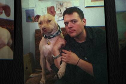 Anthony Strangis y el famoso pitbull Leon