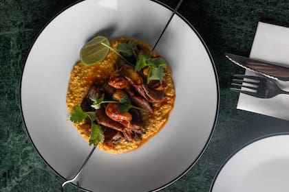 Anticuchos -plato típico de Bolivia- de hongos, salsa de maní, cilantro y lima.