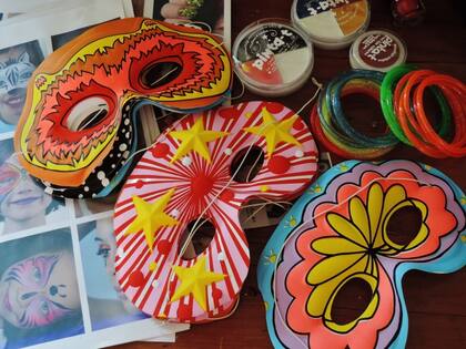 Antifaces y pulseras